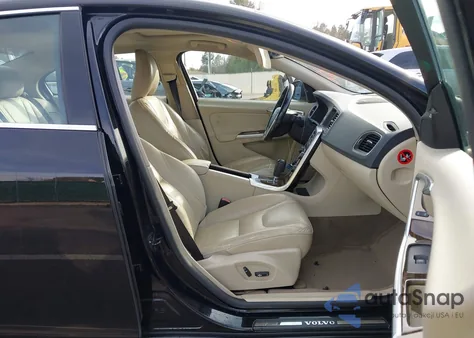 2011 Volvo S60 T6 z USA, uszkodzony, nr VIN YV1902FH7B2007660